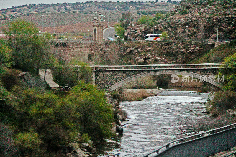 阿尔坎塔拉桥(Puente de Alcantara)，一座横跨西班牙卡塞尔-拉曼查托莱多塔霍河的罗马拱桥